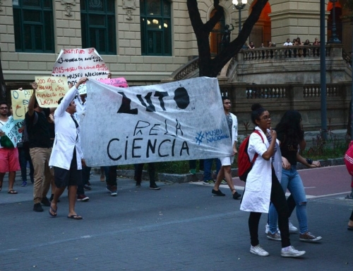 População em luto pelo Museu Nacional protesta nas ruas do Rio